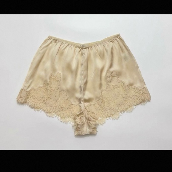 Doen Cream Lace Trim Shorts - Picture 3 of 8